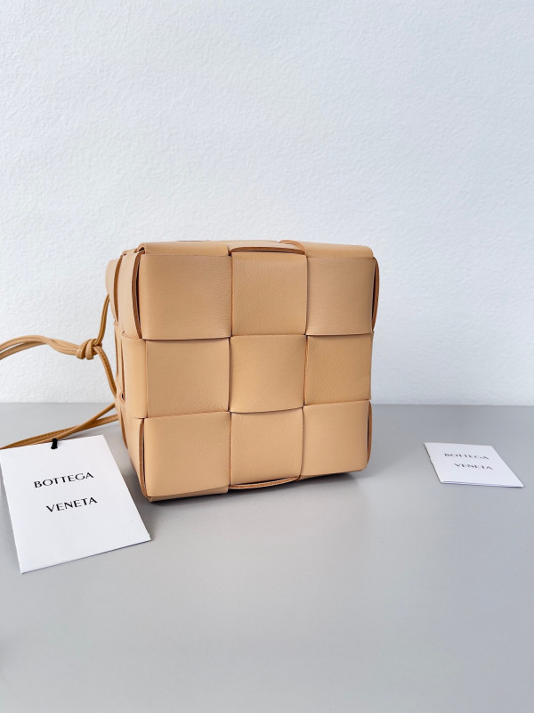 Bo*te*ga ve*ne*ta cassette bucket bag