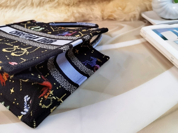 small D*or book tote