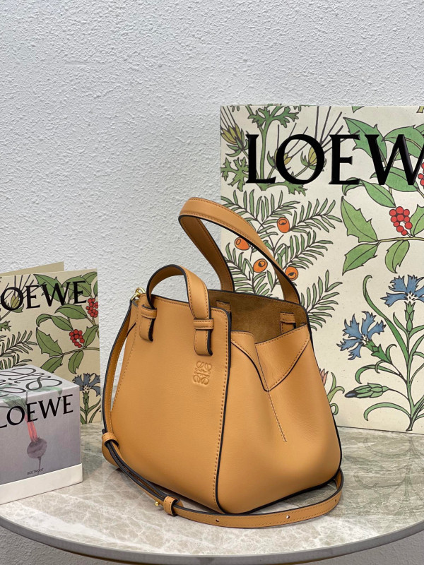 LOEWE Hammock Nugget bag