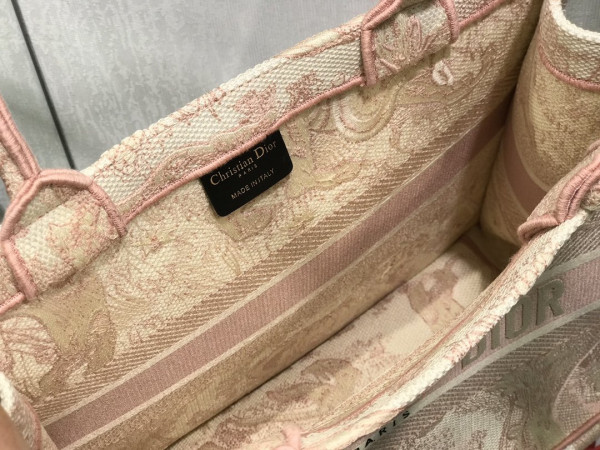 medium D*or book tote