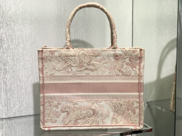 medium D*or book tote