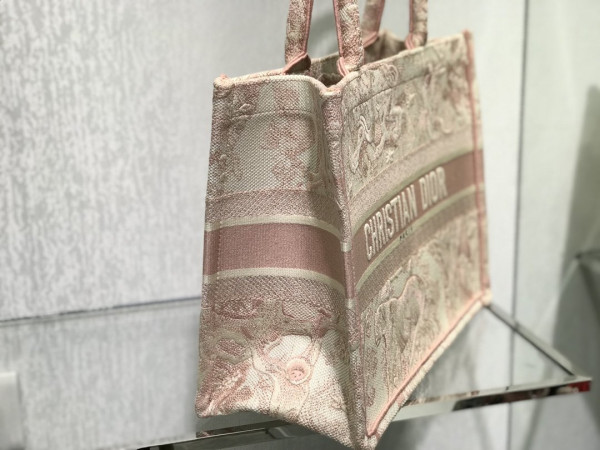 medium D*or book tote