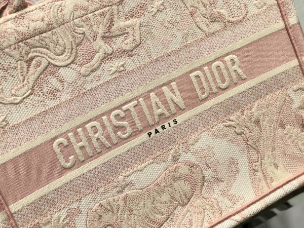 medium D*or book tote