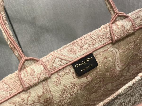 large D*or book tote