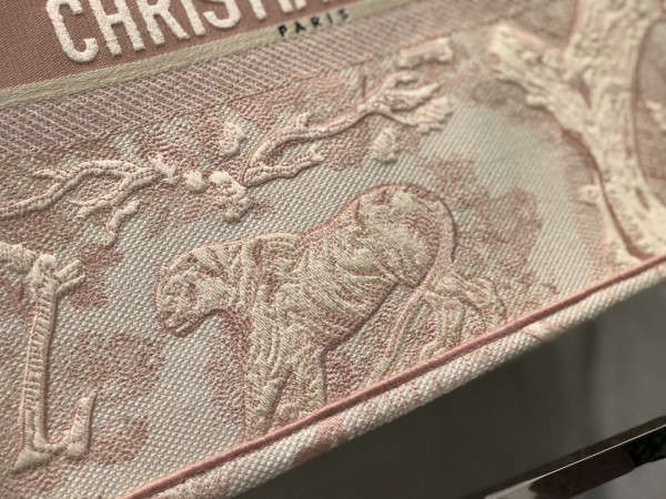 large D*or book tote