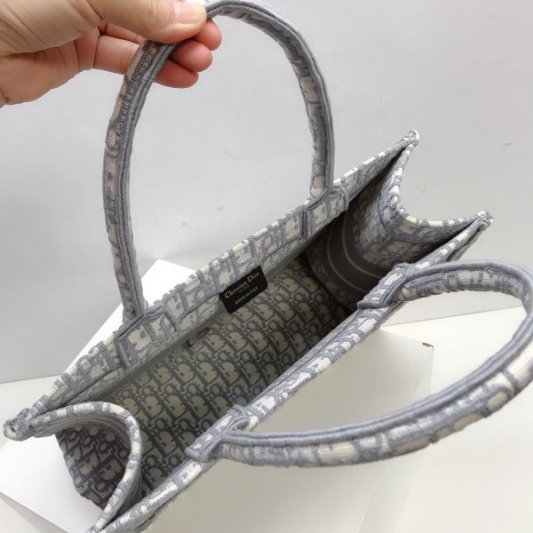 medium D*or book tote