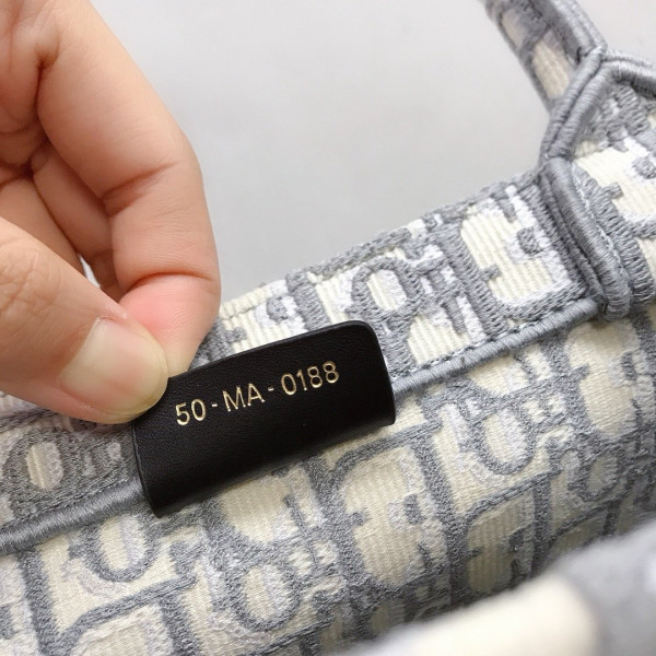 medium D*or book tote