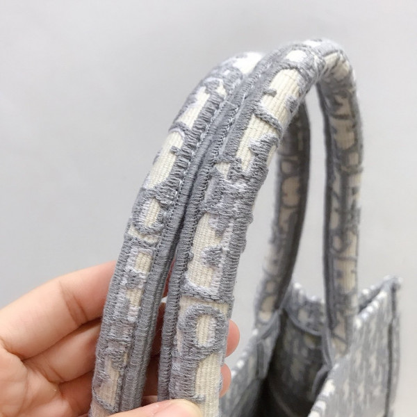 medium D*or book tote