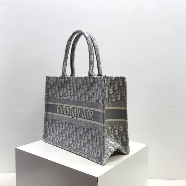 medium D*or book tote