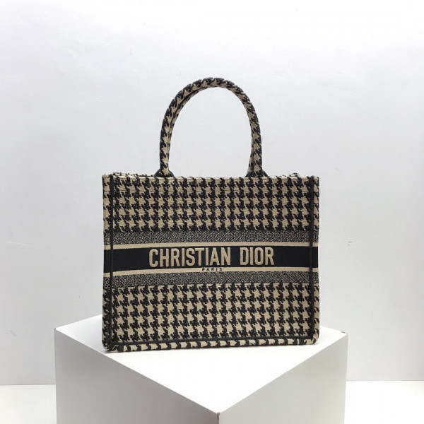 medium D*or book tote