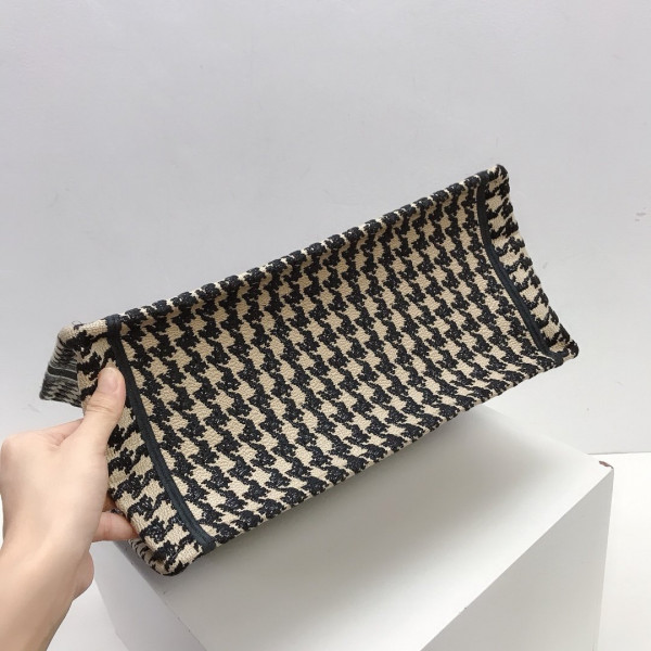 medium D*or book tote