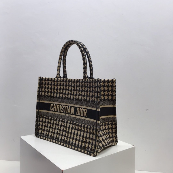 medium D*or book tote