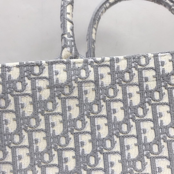 large D*or book tote