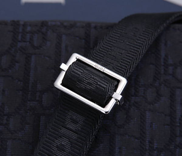 D*or pouch with shoulder strap