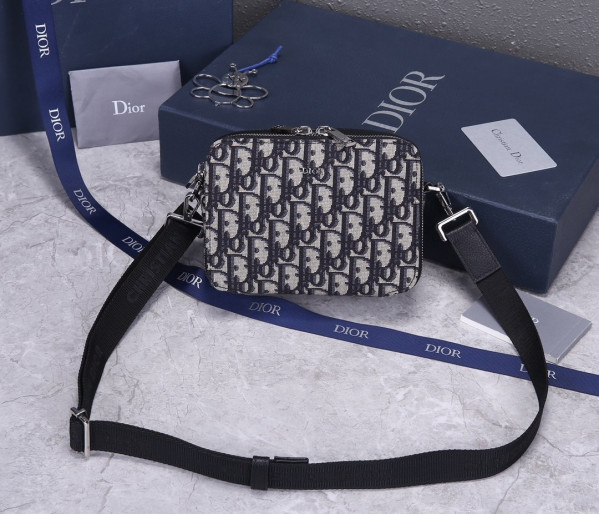 D*or pouch with shoulder strap