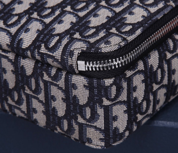 D*or pouch with shoulder strap