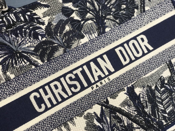 medium D*or book tote