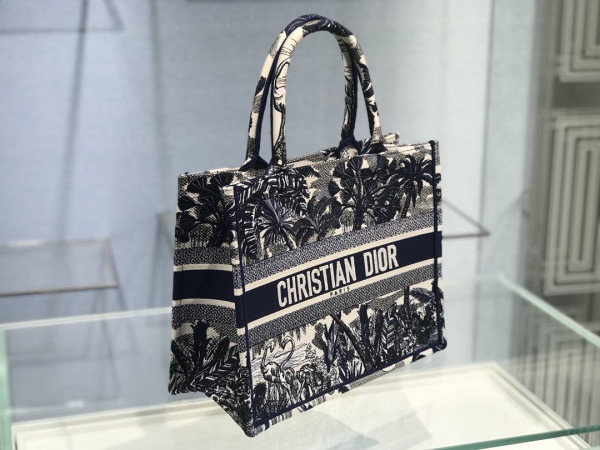 medium D*or book tote