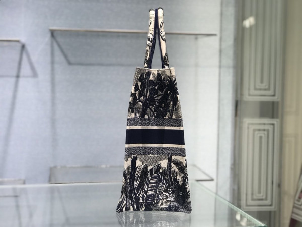 large D*or book tote