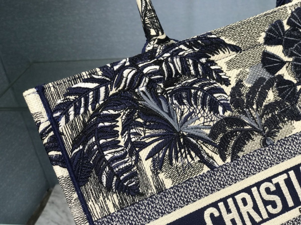 large D*or book tote