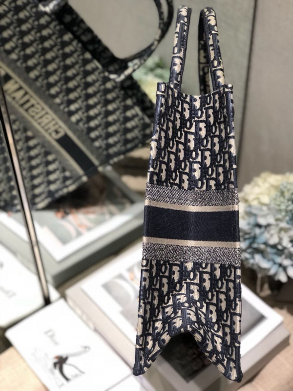 D*or oblique book tote-41.5*35*18cm