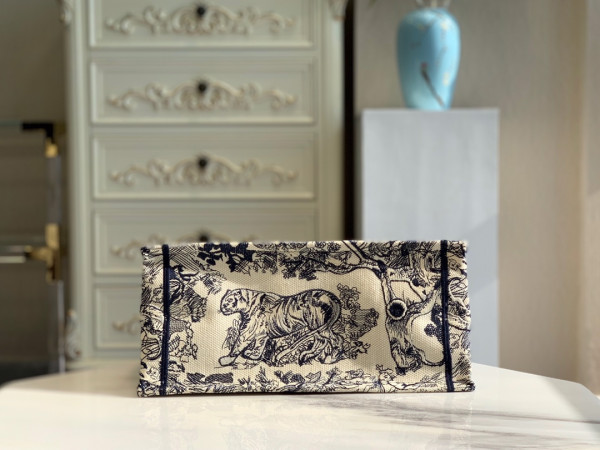 medium D*or book tote