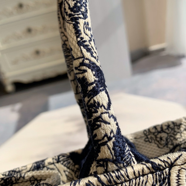 medium D*or book tote