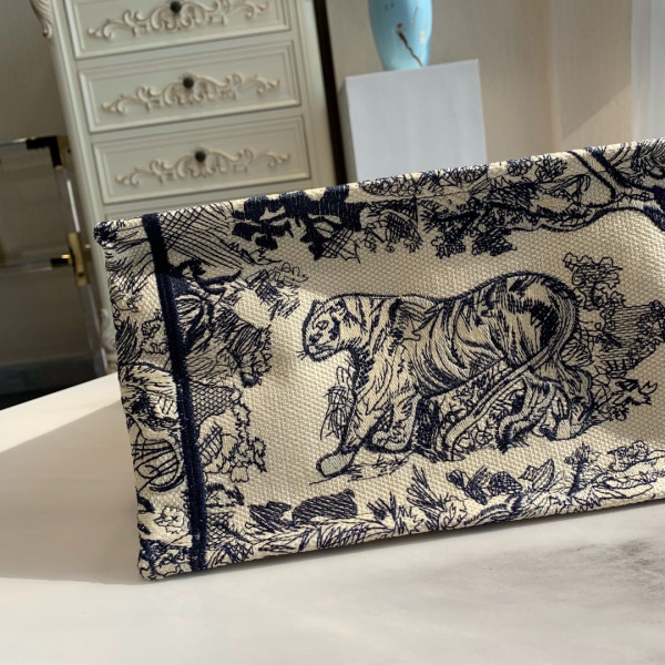 medium D*or book tote