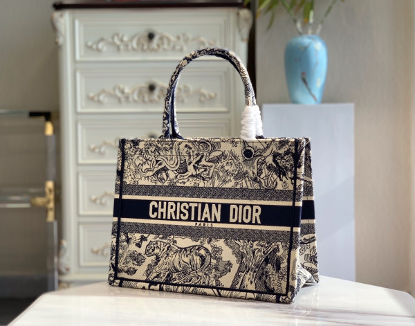 medium D*or book tote