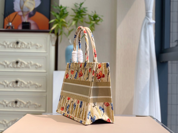 medium D*or book tote