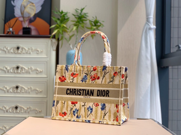 medium D*or book tote