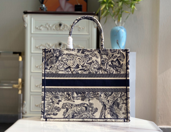 large D*or book tote