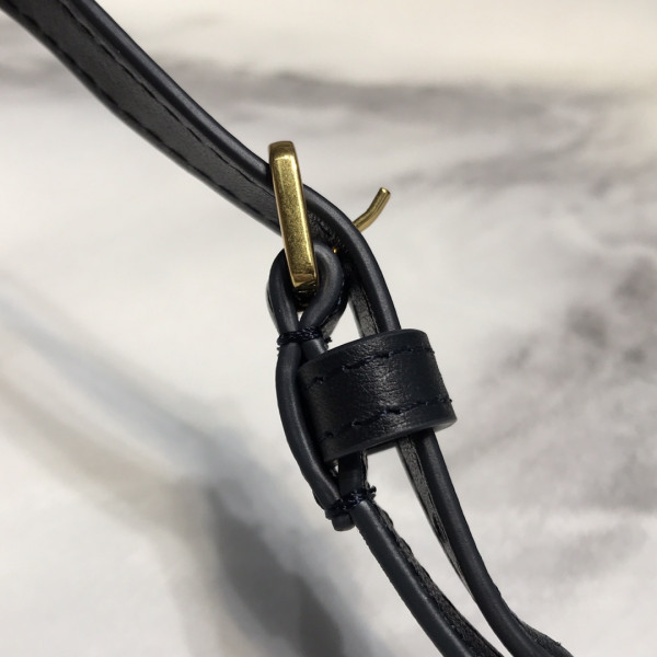 D*or 30 montaigne wallet with strap