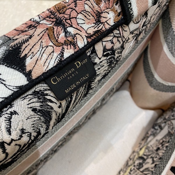 medium D*or book tote