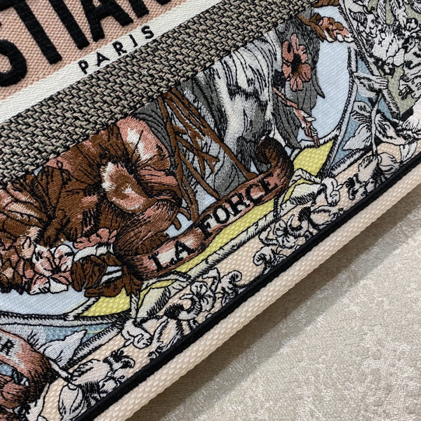 medium D*or book tote