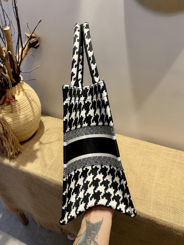 medium D*or book tote