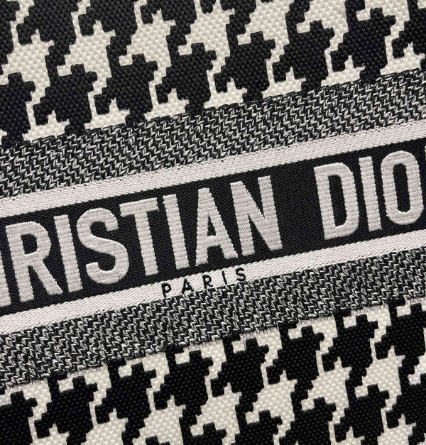 large D*or book tote