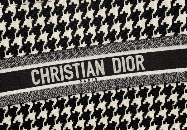 large D*or book tote