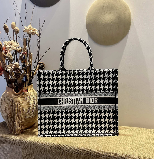 large D*or book tote