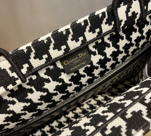 large D*or book tote