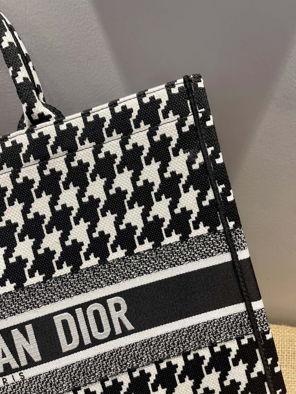 large D*or book tote