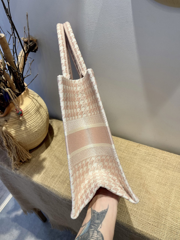 medium D*or book tote