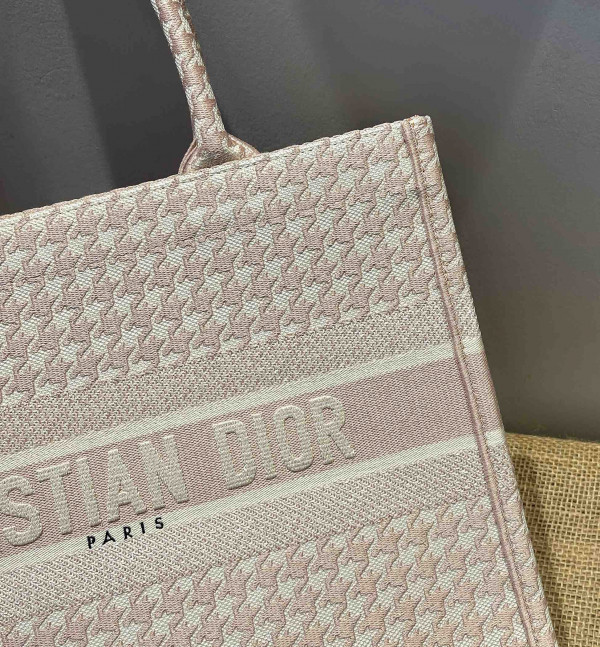 medium D*or book tote