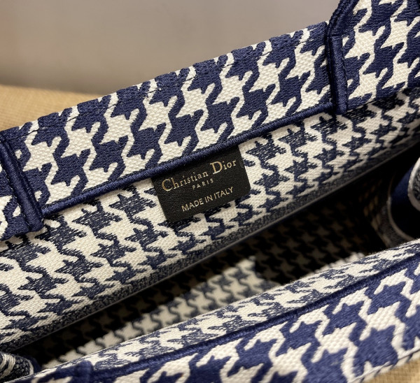 medium D*or book tote