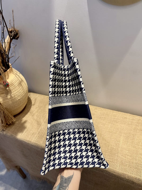 medium D*or book tote