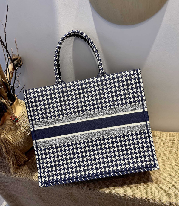 large D*or book tote