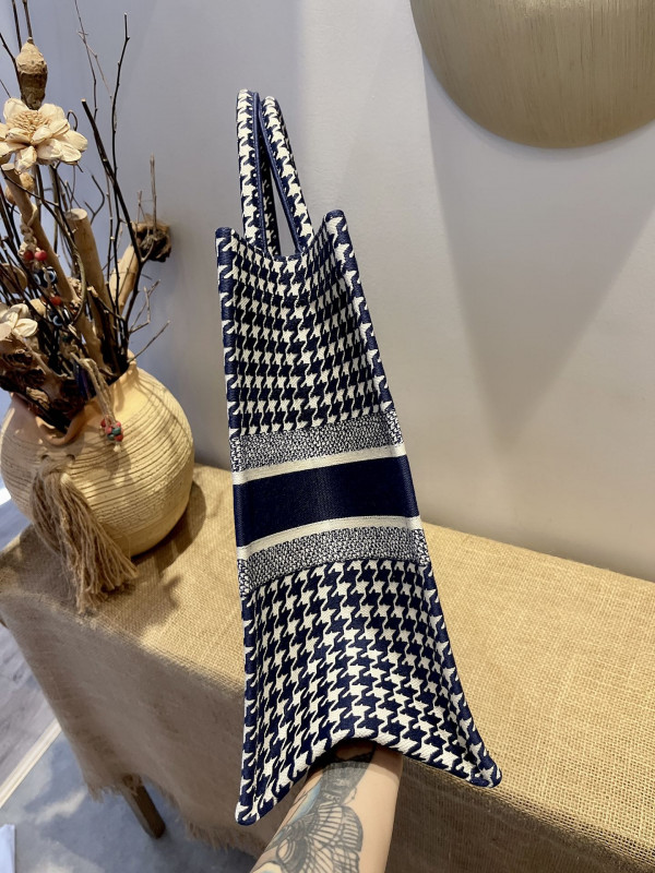 large D*or book tote