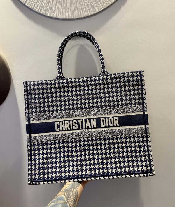 large D*or book tote