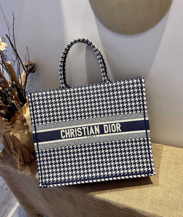 large D*or book tote