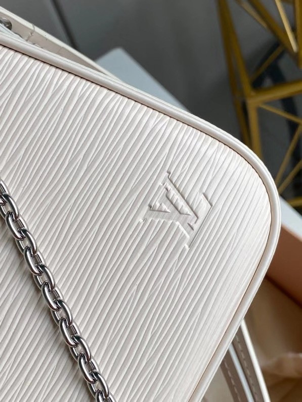 l**is V*t*n easy pouch on strap